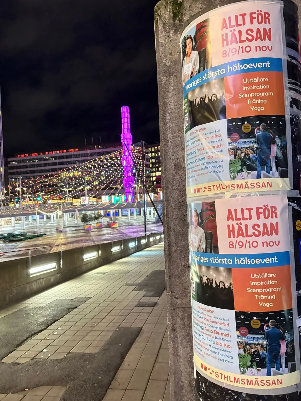 Affischerad pelare i kvällsljus