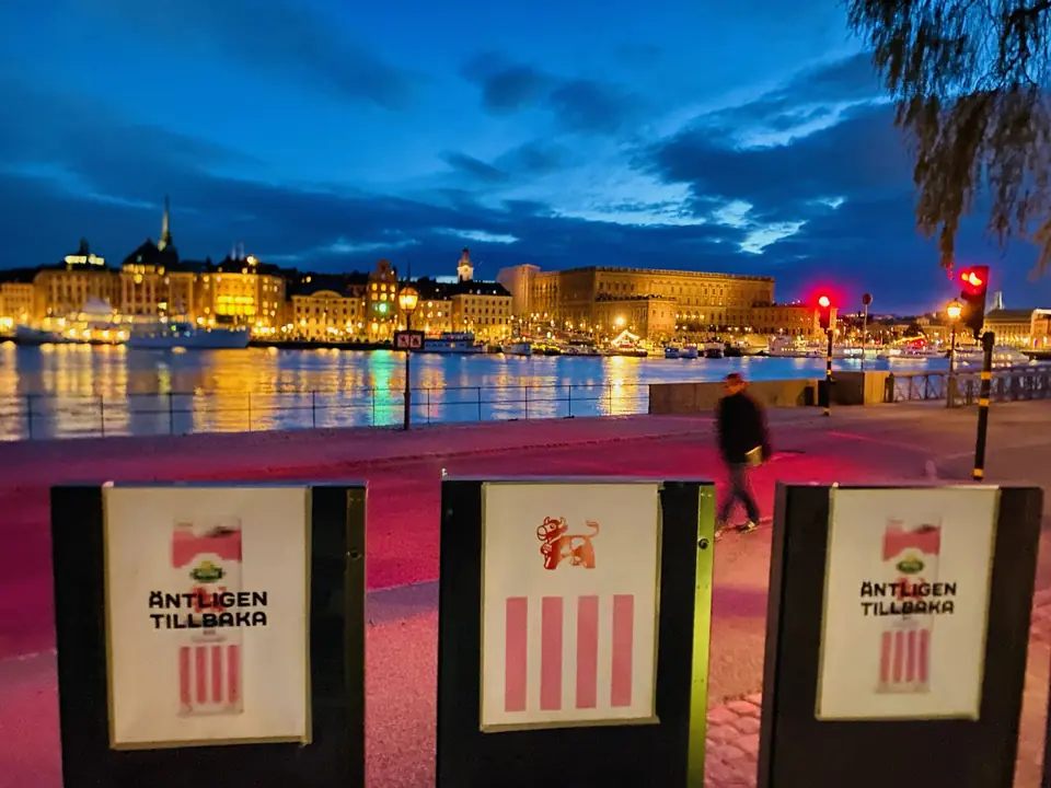 Arla-kampanj på gatustativ vid Strömmen i Stockholm