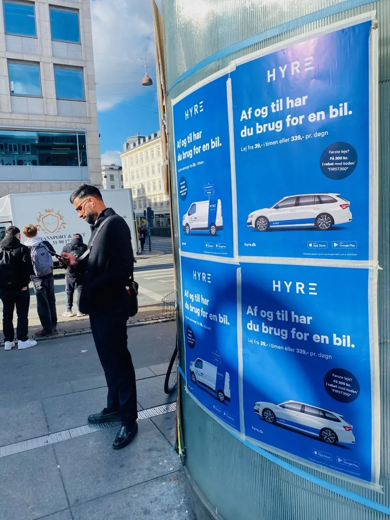 HYRE-affischer på en pelare i Stockholm