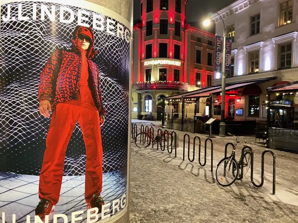J.Lindeberg-kampanj på reklampelare i Stockholm en kväll