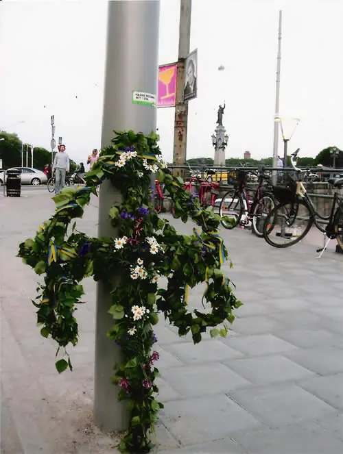 Midsommarstång klädd på en lyktstolpe i Stockholm för Gröna Lund