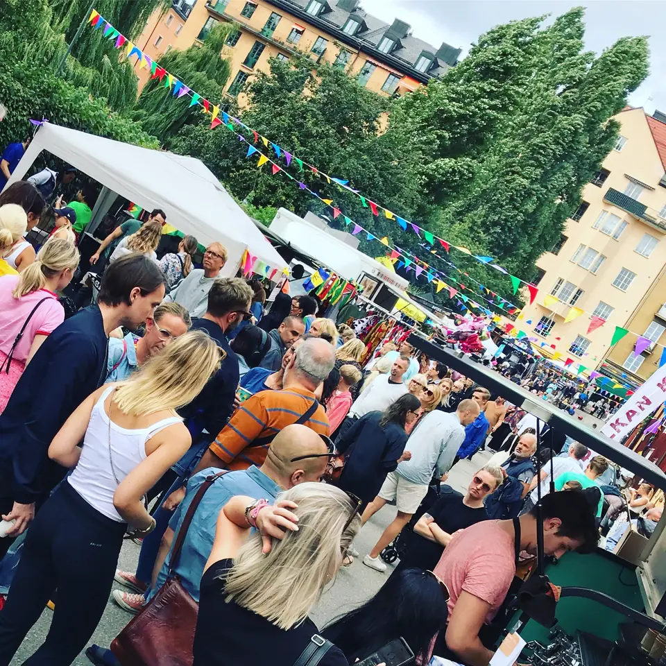 Folkhav och marknadsstånd på Nytorgsfesten på Södermalm